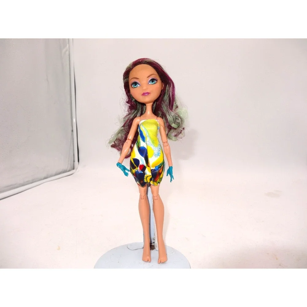 Ever After High Madeline Hatter 2012 blue hands, long hair